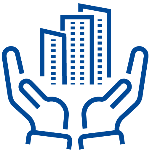 Icona stilizzata di un casco protettivo con segnale di avviso, su sfondo blu chiaro; rappresenta sicurezza sul lavoro e conformità ai rischi.