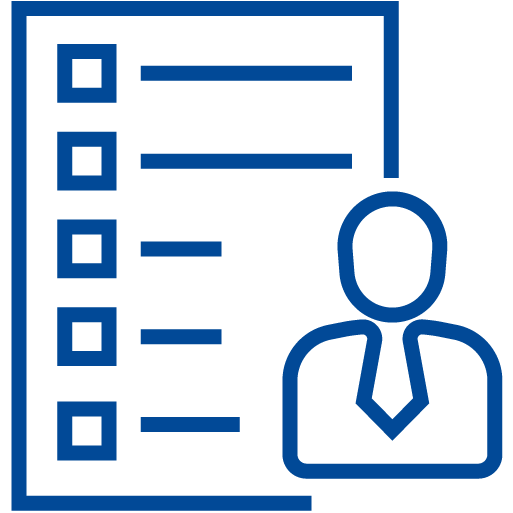 Icona stilizzata di una lente d'ingrandimento su un documento, su sfondo celeste chiaro; simboleggia la supervisione e la verifica dei processi aziendali
