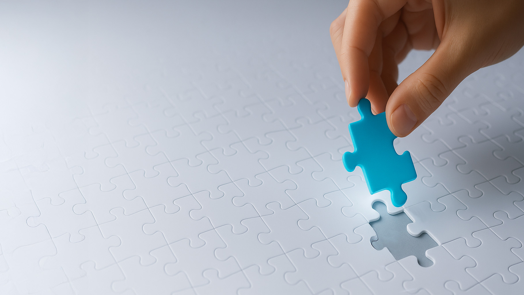 Dispositivo mobile con interfaccia utente digitale astratta, evidenziando icone e interazioni moderne su sfondo sfumato celeste; rappresenta soluzioni modulari e flessibili.