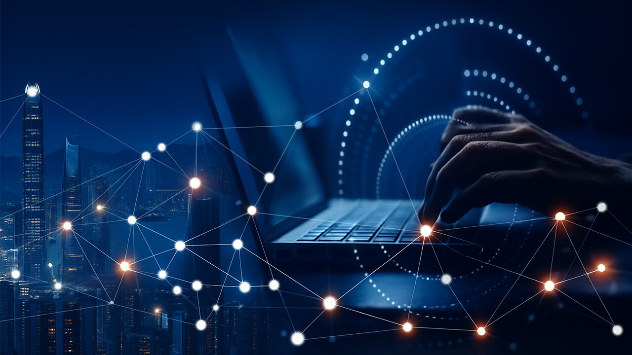 Dispositivo mobile mostrato in primo piano, con schermata digitale astratta che evidenzia icone e interfacce moderne, sovrapposto a uno sfondo sfumato colorato; l’immagine comunica soluzioni digitali innovative e tecnologia smart