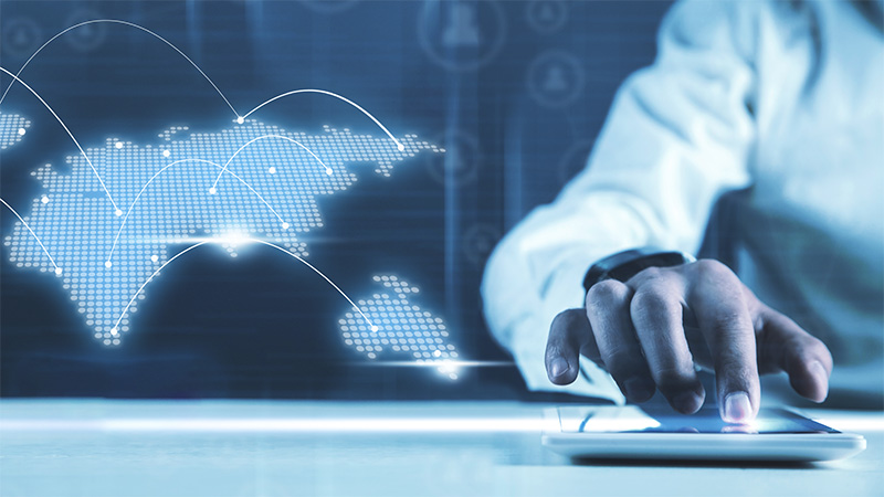 Immagine di intestazione per la sezione news, con laptop su scrivania e sfondo sfumato blu, evocativa di aggiornamenti digitali e contenuti informativi.