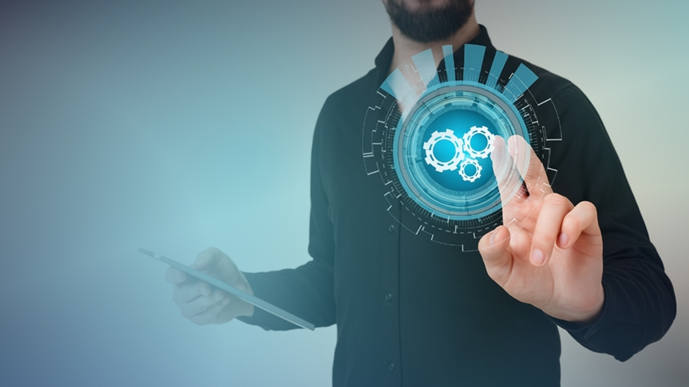 Immagine con dispositivo mobile e schermata digitale, su sfondo sfumato blu, rappresenta uno scenario di case history e applicazioni reali di Adhera