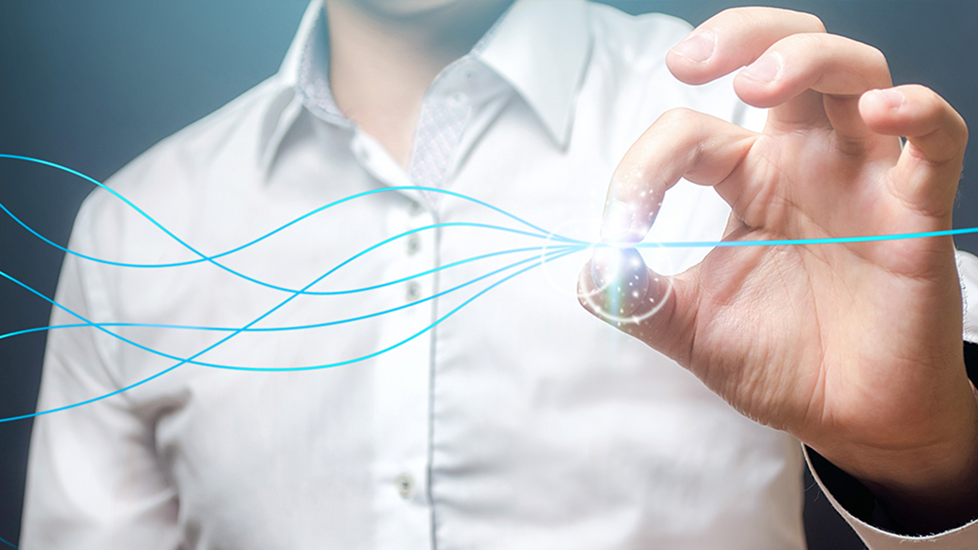 Dispositivo mobile che visualizza un'applicazione con icone rappresentanti diversi settori industriali, su sfondo sfumato celeste; simboleggia l'adattabilità delle soluzioni offerte